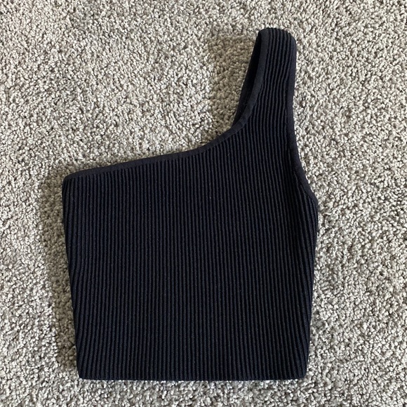 ARITZIA | Babaton Sculpt Knit One-Shoulder Cropped Tank - Picture 2 of 3